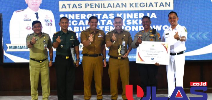 PJ. Bupati didampingi Kabag Pemerintahan dan Camat Curahdami serta Kapolsek dan Koramil Curahdami saat menerima penghargaan di pendopo Bupati (foto dok: YUSI Ulas.co.id)