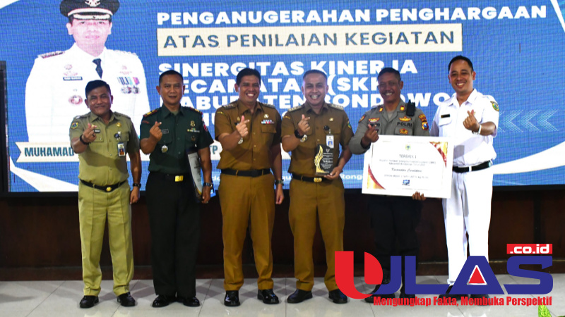 PJ. Bupati didampingi Kabag Pemerintahan dan  Camat Curahdami serta Kapolsek dan Koramil Curahdami saat menerima penghargaan di pendopo Bupati (foto dok: YUSI Ulas.co.id)